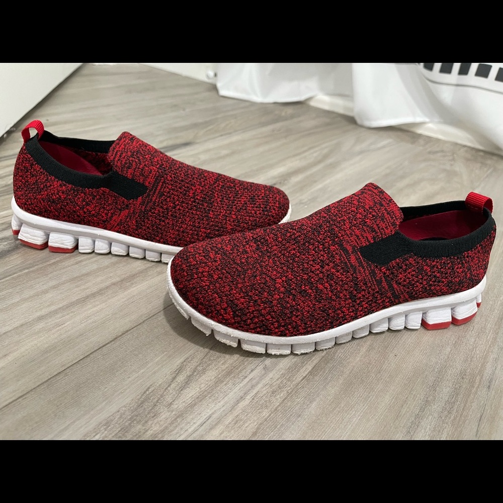 Deer Stags Xander slip on sneaker, Boys size 2, in red, EUC